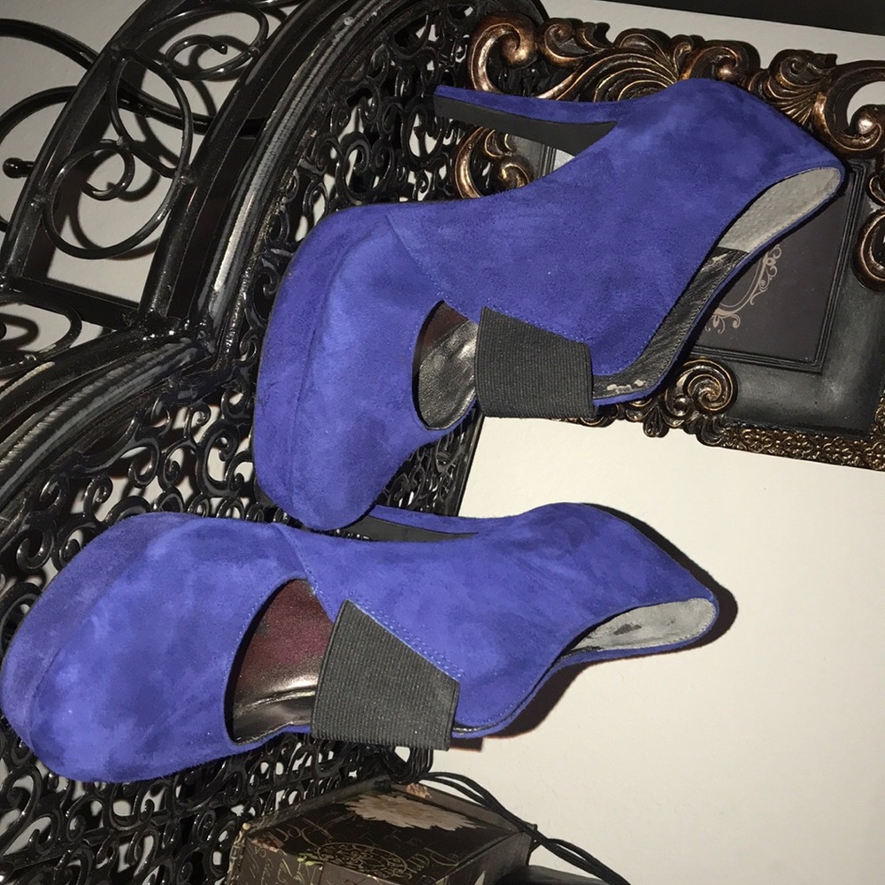 Royal Blue Suede 👡 platform pumps!